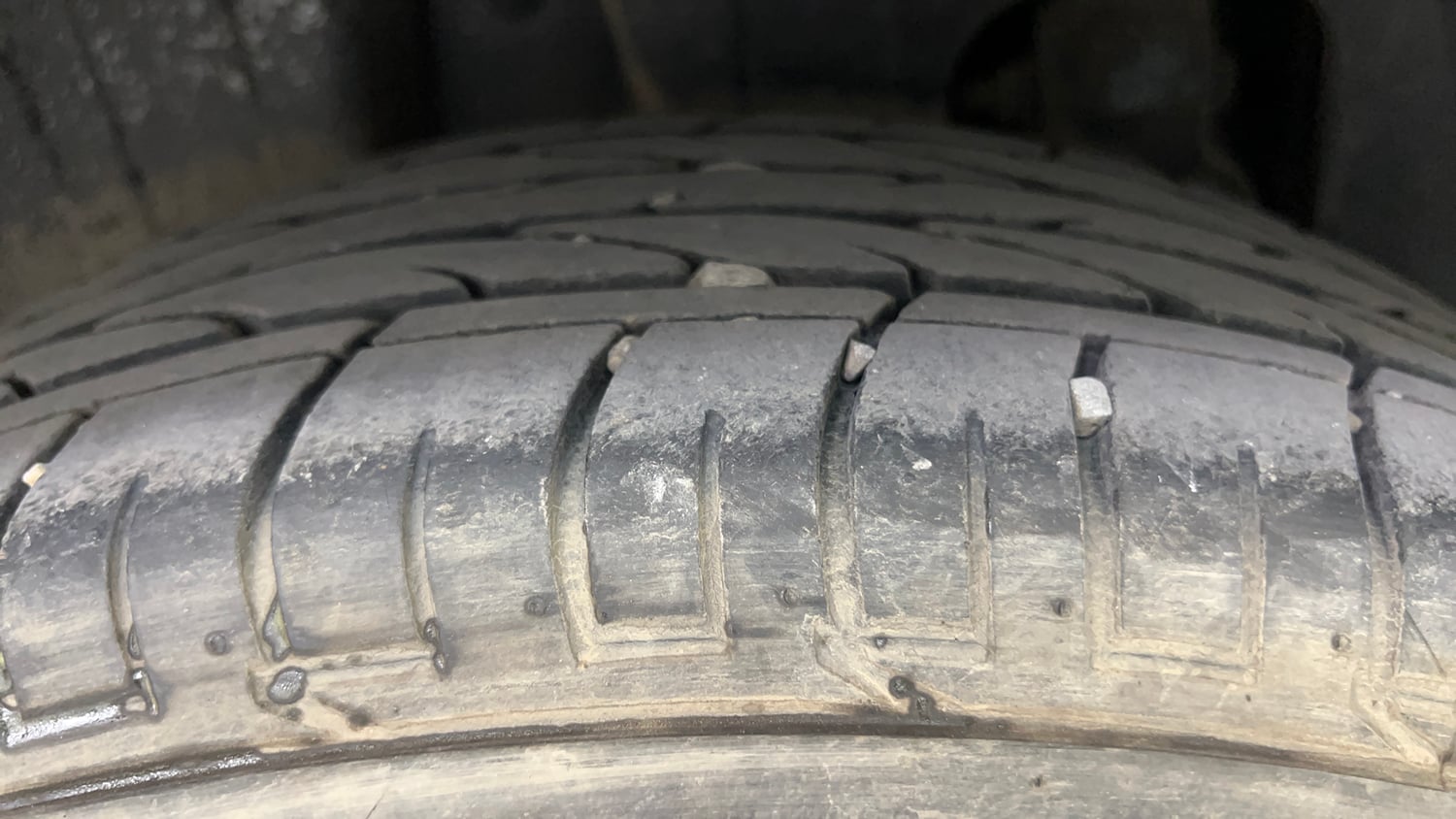 Used 2023 Mahindra XUV 300 W8 (O) 1.2 Petrol AMT Petrol Automatic tyres RIGHT REAR TYRE TREAD VIEW