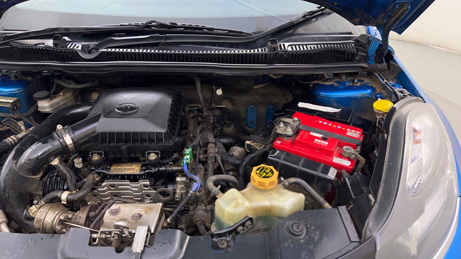 Used 2019 Tata Nexon XMA Petrol Petrol Automatic engine ENGINE LEFT SIDE HINGE & APRON VIEW