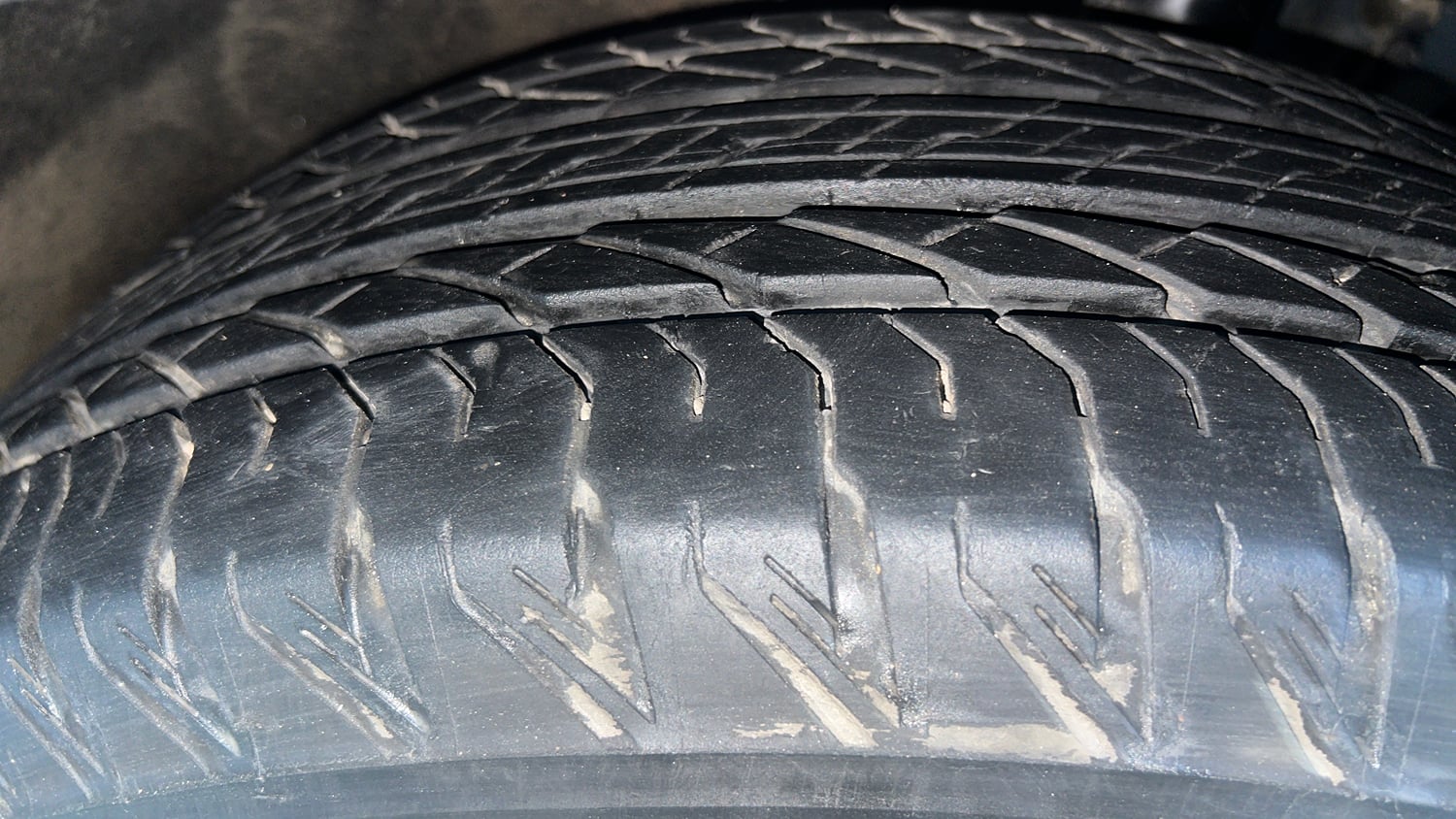 Used 2024 Mahindra XUV700 AX 7 Luxury Pack Petrol AT 7 STR Petrol Automatic tyres LEFT FRONT TYRE TREAD VIEW