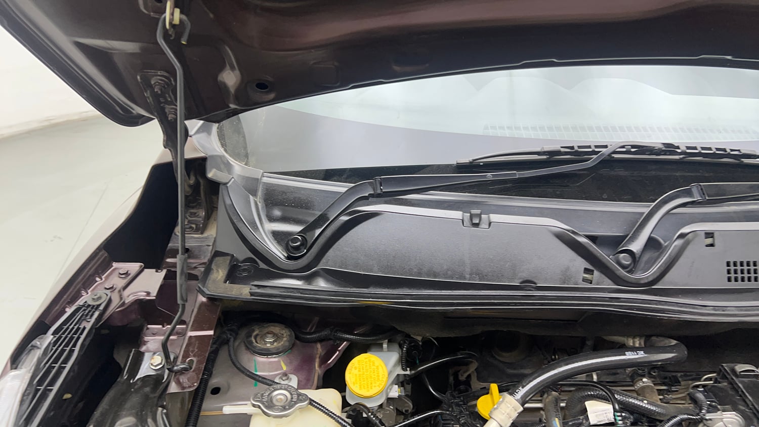 Used 2021 Nissan Magnite XV Dual Tone Petrol Manual engine ENGINE RIGHT SIDE HINGE & APRON VIEW