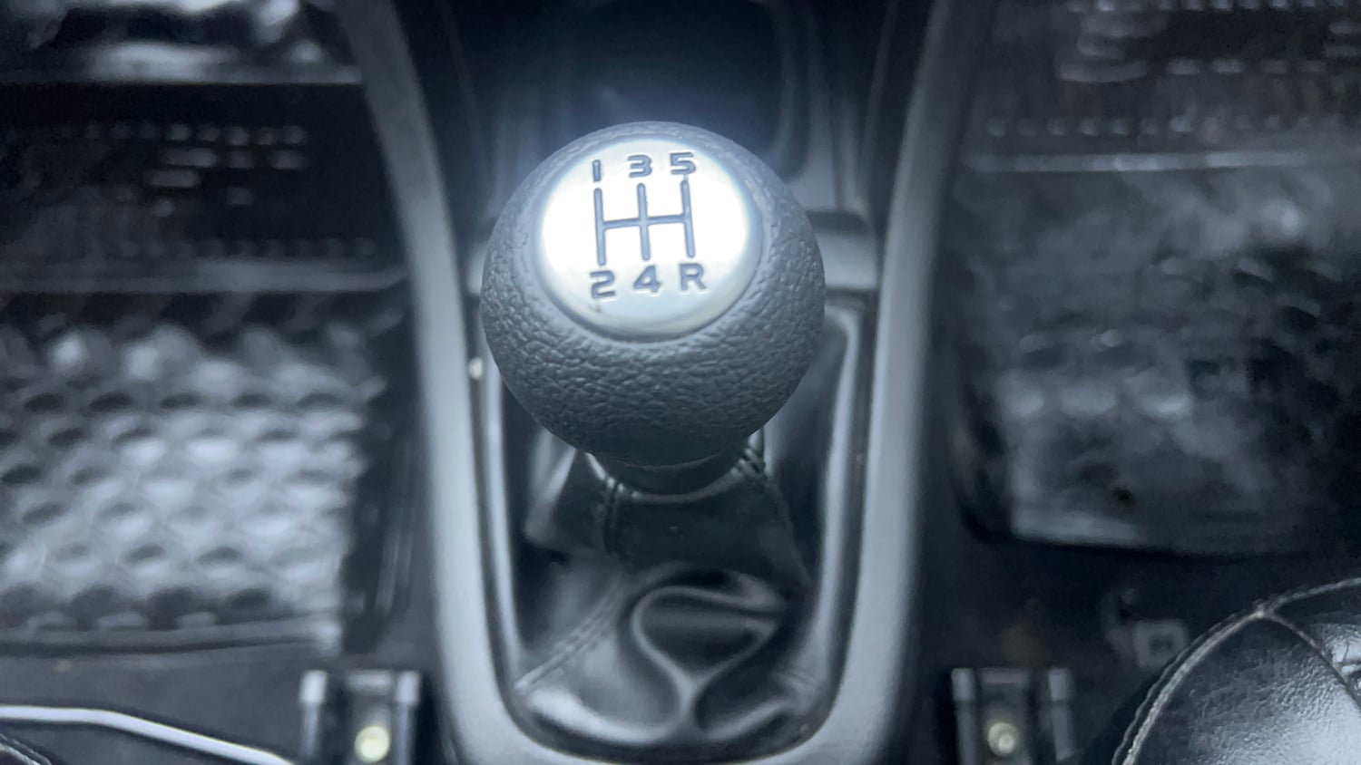 Used 2017 Maruti Suzuki Swift ZXi Petrol Manual interior GEAR  KNOB VIEW