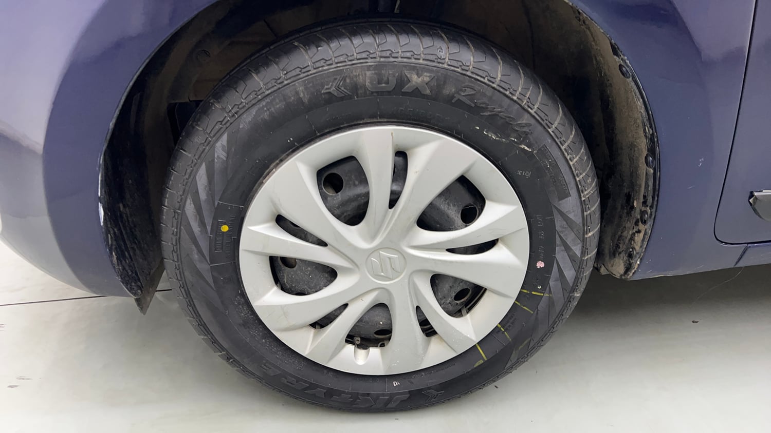 Used 2022 Maruti Suzuki Swift VXi Petrol Manual tyres LEFT FRONT TYRE RIM VIEW