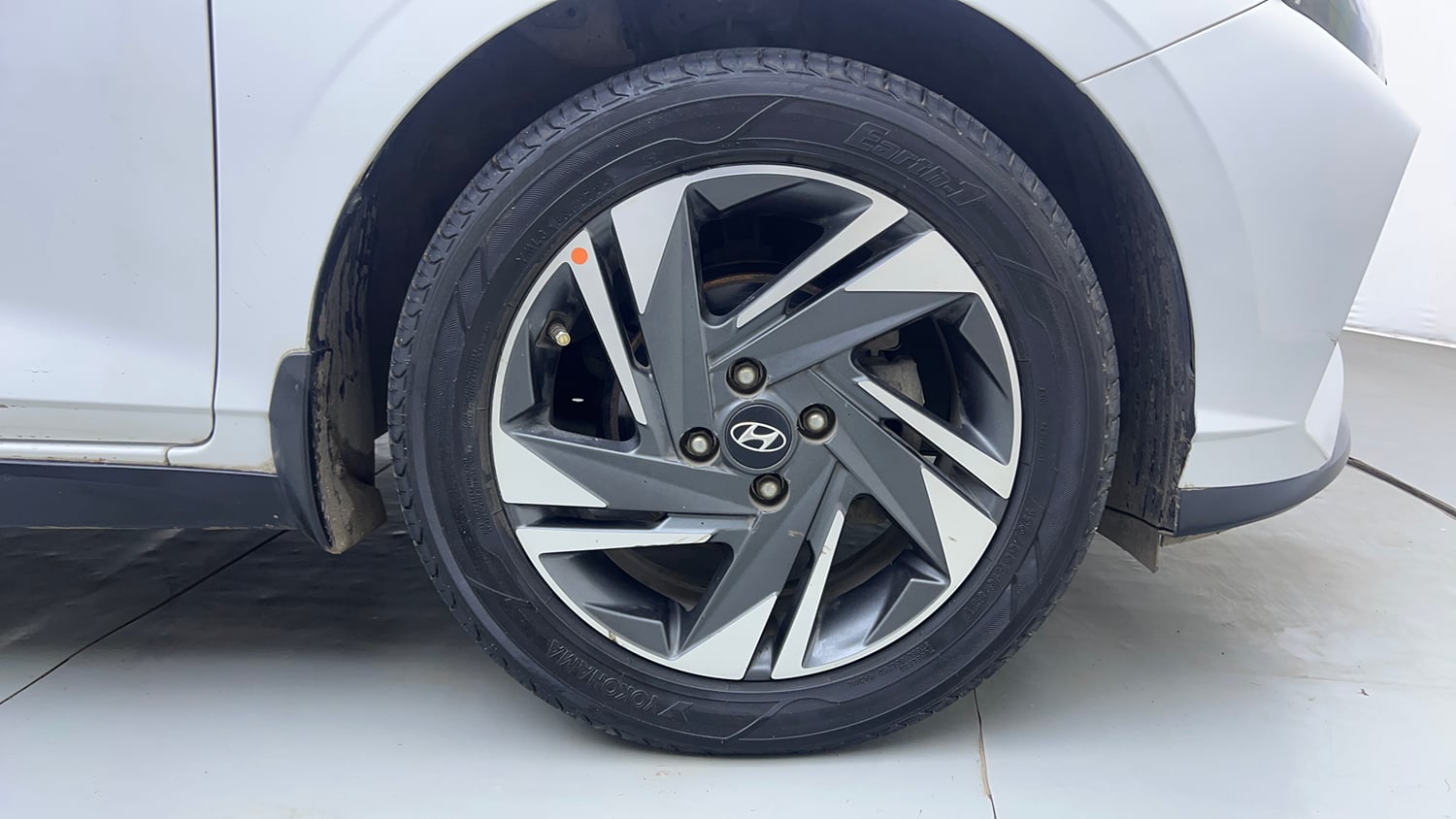 Used 2021 Hyundai New i20 Asta (O) 1.0 Turbo DCT Petrol Automatic tyres RIGHT FRONT TYRE RIM VIEW