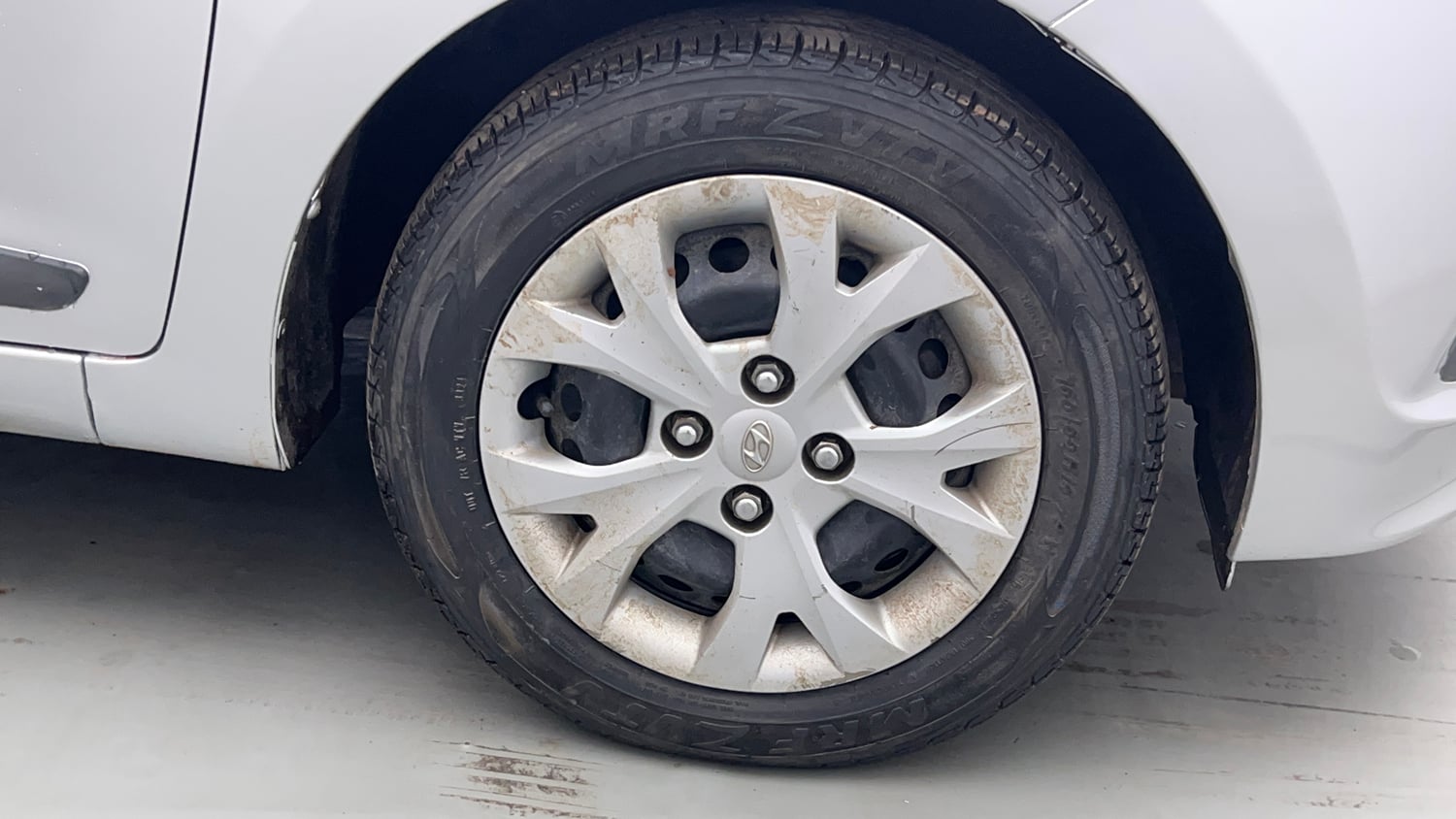 Used 2013 Hyundai Grand i10 Sportz 1.2 Kappa VTVT Petrol Manual tyres RIGHT FRONT TYRE RIM VIEW