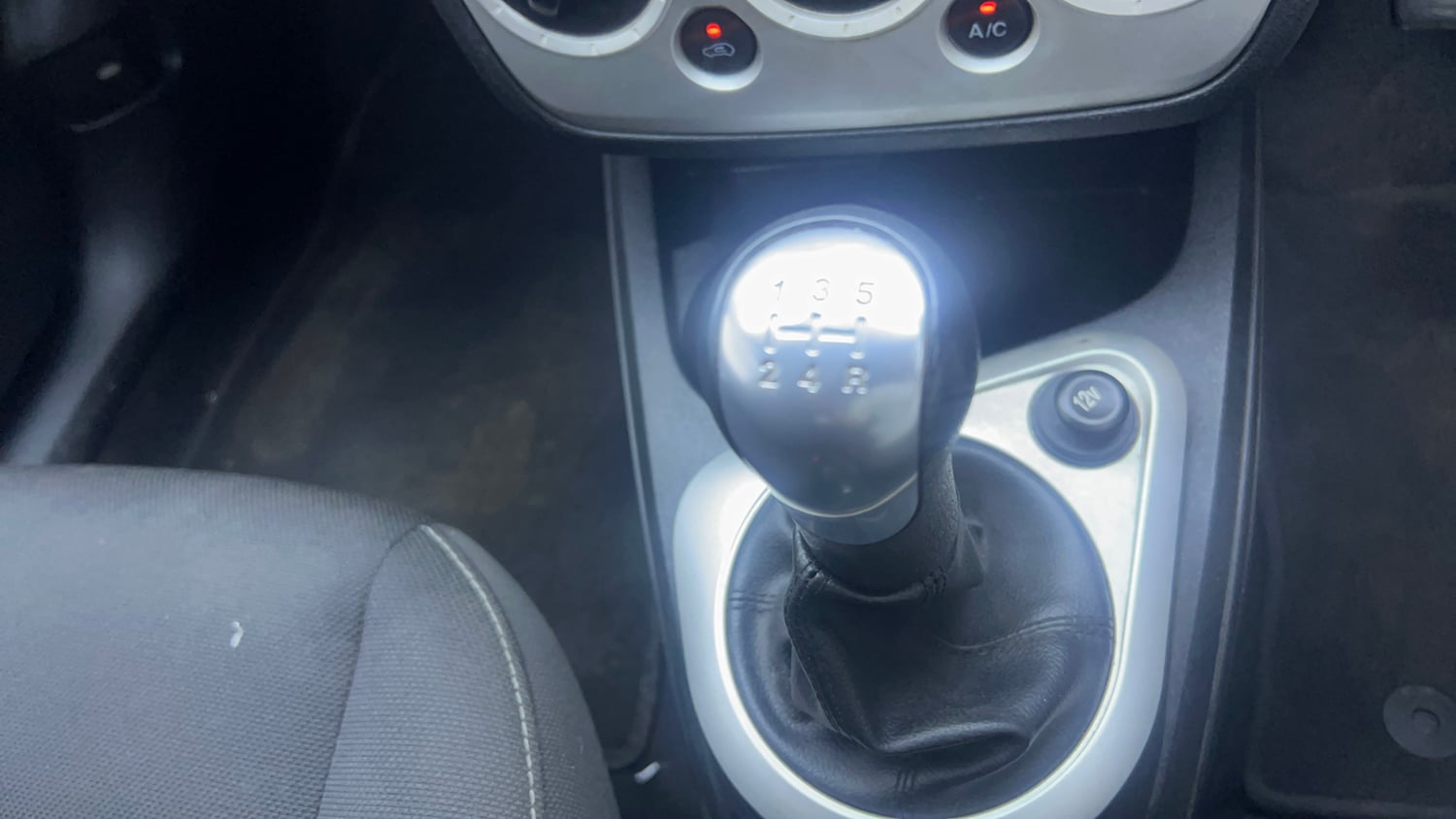 Used 2014 Ford Figo Duratec Petrol ZXI 1.2 Petrol Manual interior GEAR  KNOB VIEW