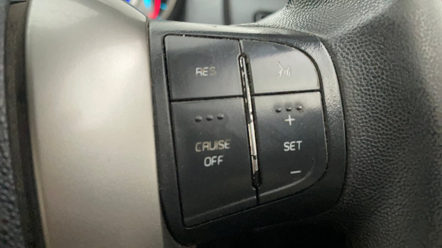 Used 2019 Mahindra XUV500 W7 Diesel Manual top_features Cruise control