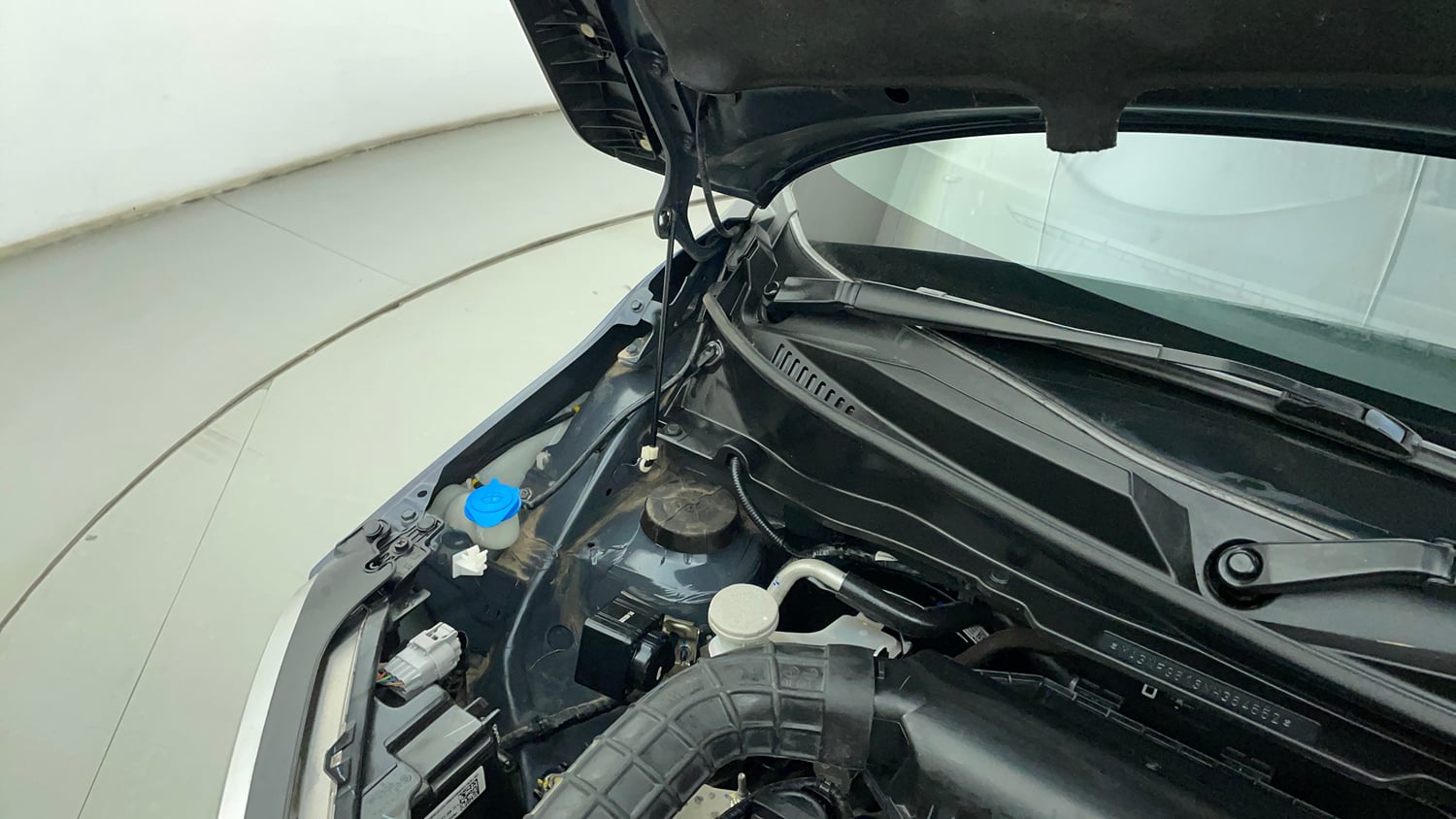Used 2022 Maruti Suzuki Ignis Alpha 1.2 MT Petrol Manual engine ENGINE RIGHT SIDE HINGE & APRON VIEW