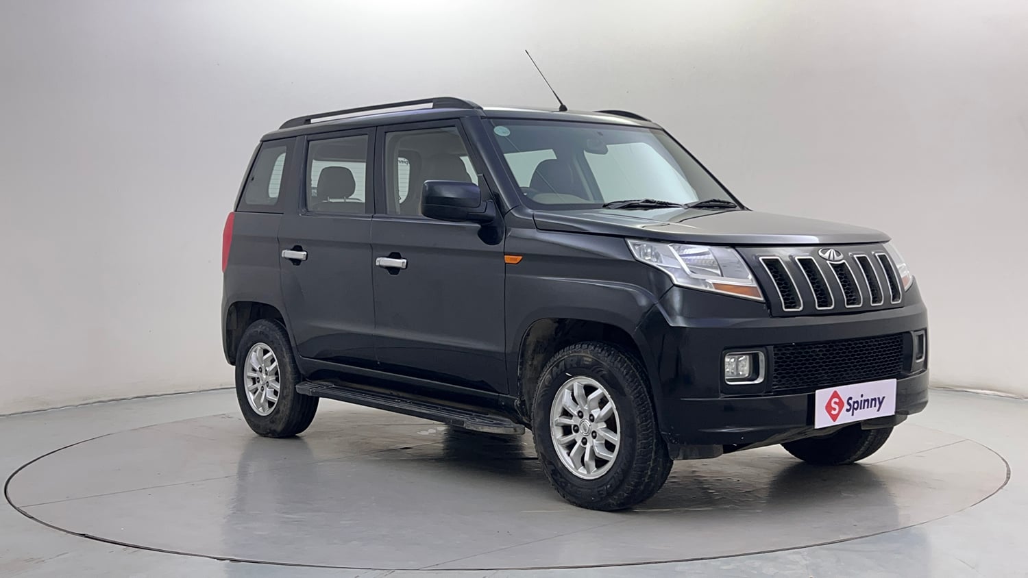 Used 2016 Mahindra TUV300 T8 mHAWK100 Diesel Manual exterior RIGHT FRONT CORNER VIEW