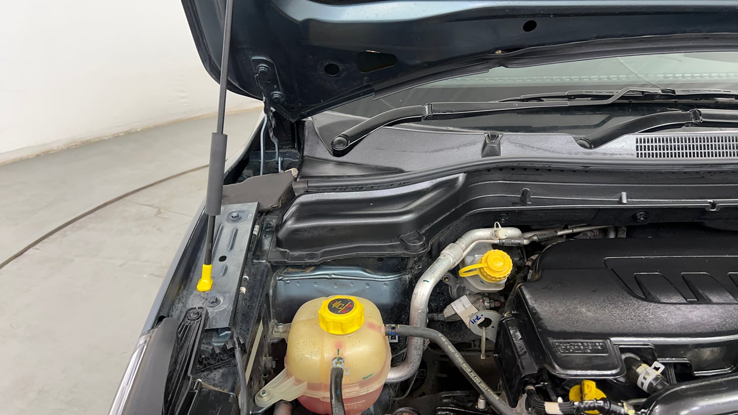 Used 2023 Mahindra XUV 300 W8 (O) 1.2 Petrol AMT Petrol Automatic engine ENGINE RIGHT SIDE HINGE & APRON VIEW