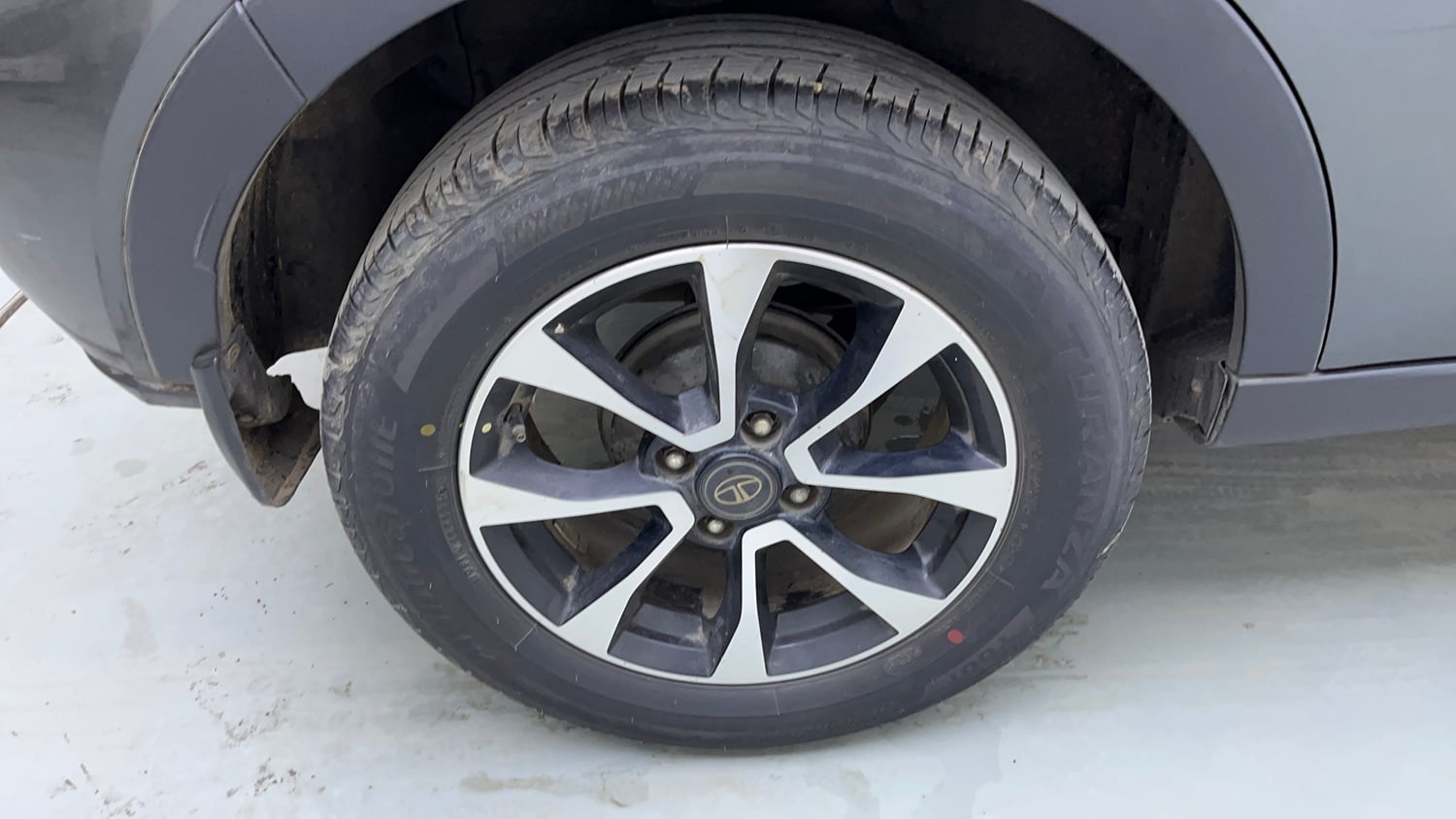 Used 2020 Tata Nexon XZA Plus (O) Dual Tone Petrol Automatic tyres RIGHT REAR TYRE RIM VIEW