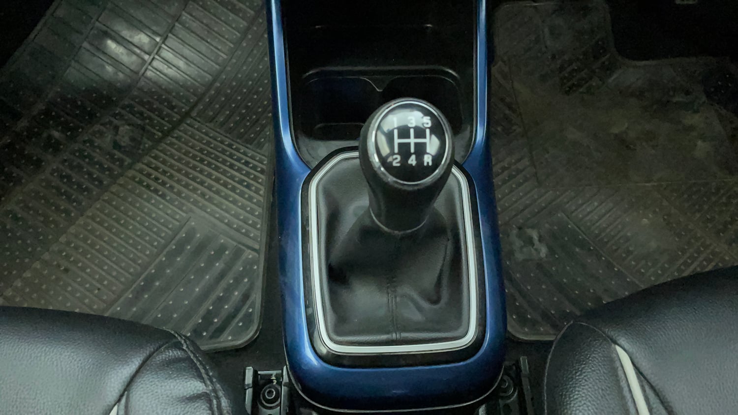 Used 2022 Maruti Suzuki Ignis Alpha 1.2 MT Petrol Manual interior GEAR  KNOB VIEW