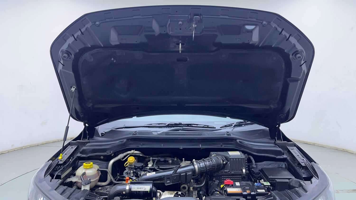 Used 2023 Mahindra XUV 300 W4 1.2 Petrol Petrol Manual engine ENGINE & BONNET OPEN FRONT VIEW