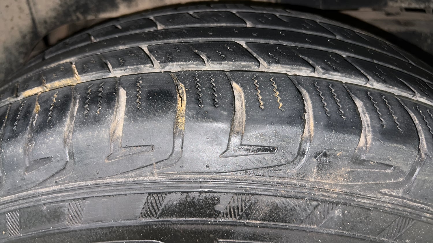 Used 2016 Mahindra TUV300 T8 mHAWK100 Diesel Manual tyres RIGHT REAR TYRE TREAD VIEW