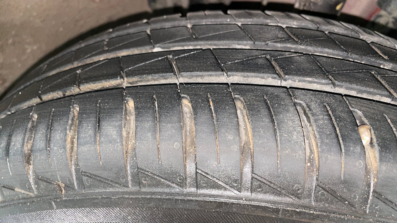 Used 2024 Renault Kwid RXT 1.0L AMT Petrol Automatic tyres RIGHT FRONT TYRE TREAD VIEW