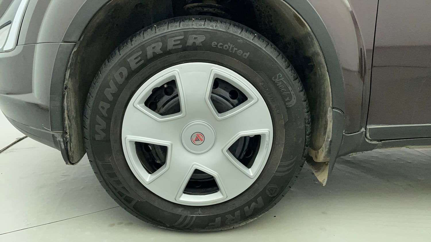 Used 2019 Mahindra XUV500 W7 Diesel Manual tyres LEFT FRONT TYRE RIM VIEW