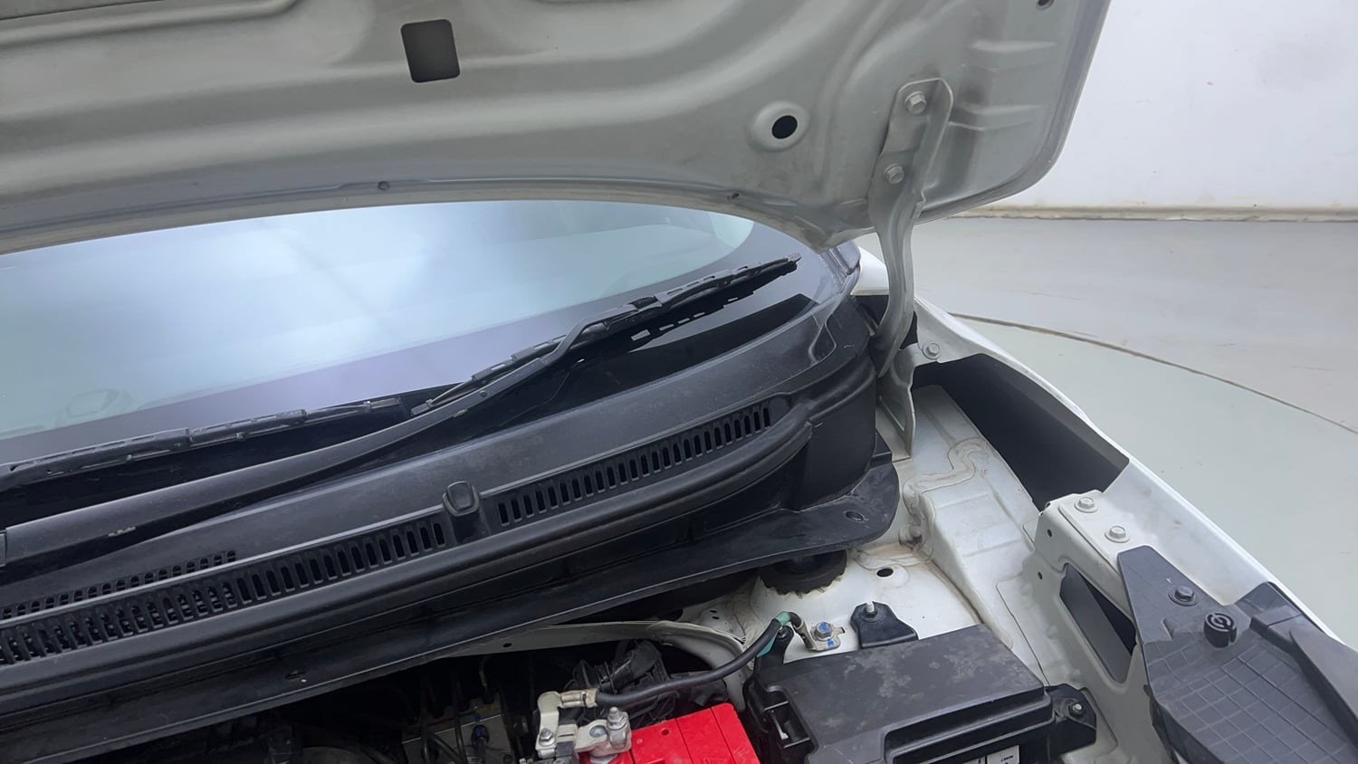 Used 2025 Hyundai Exter SX (O) Connect 1.2 MT Petrol Manual engine ENGINE LEFT SIDE HINGE & APRON VIEW