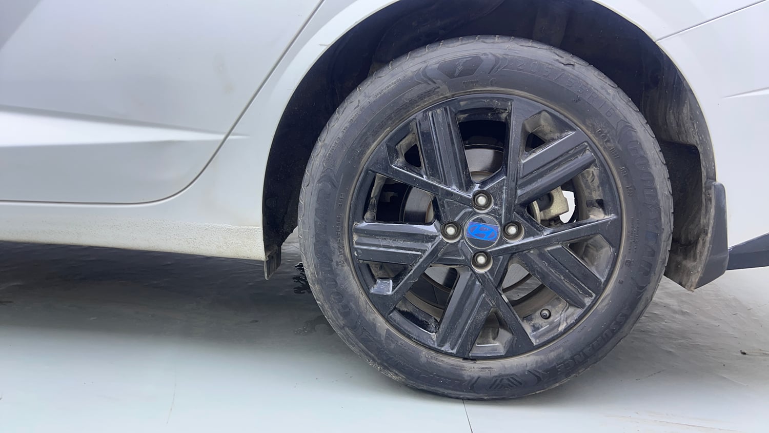 Used 2023 Hyundai Verna SX (O) 1.5 Turbo Petrol DCT Petrol Automatic tyres LEFT REAR TYRE RIM VIEW