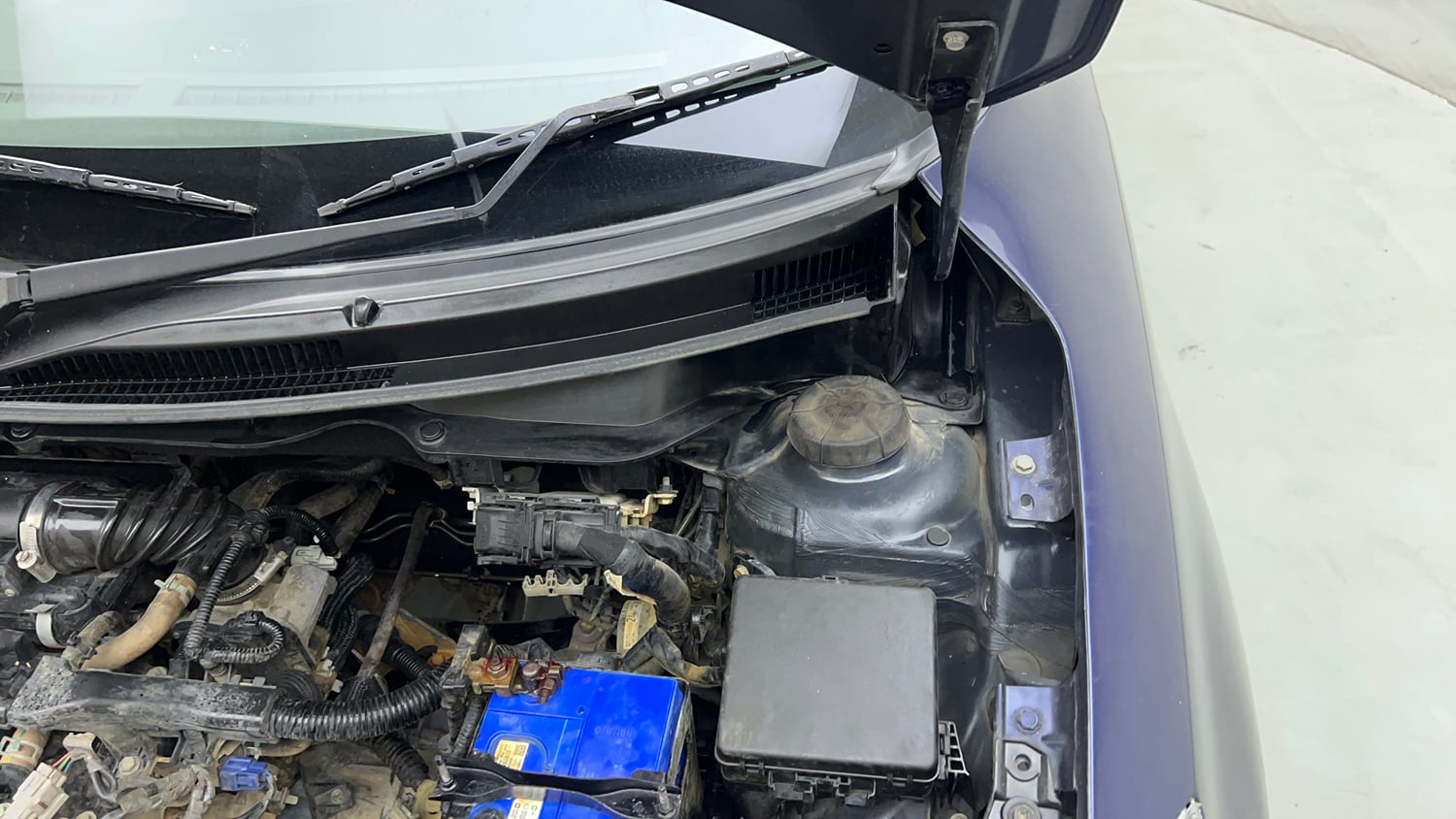 Used 2022 Maruti Suzuki Swift VXi Petrol Manual engine ENGINE LEFT SIDE HINGE & APRON VIEW