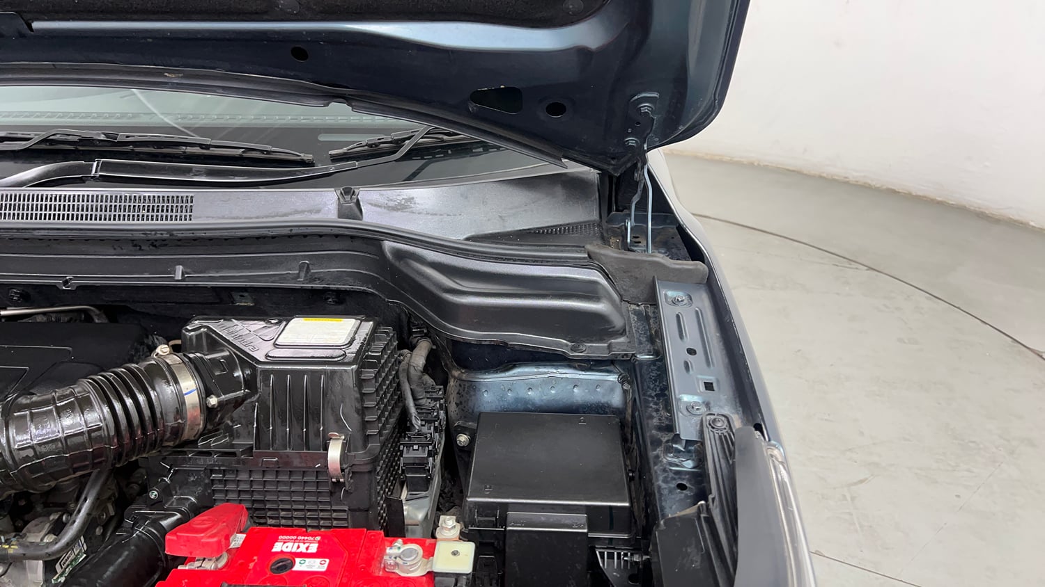 Used 2023 Mahindra XUV 300 W8 (O) 1.2 Petrol AMT Petrol Automatic engine ENGINE LEFT SIDE HINGE & APRON VIEW