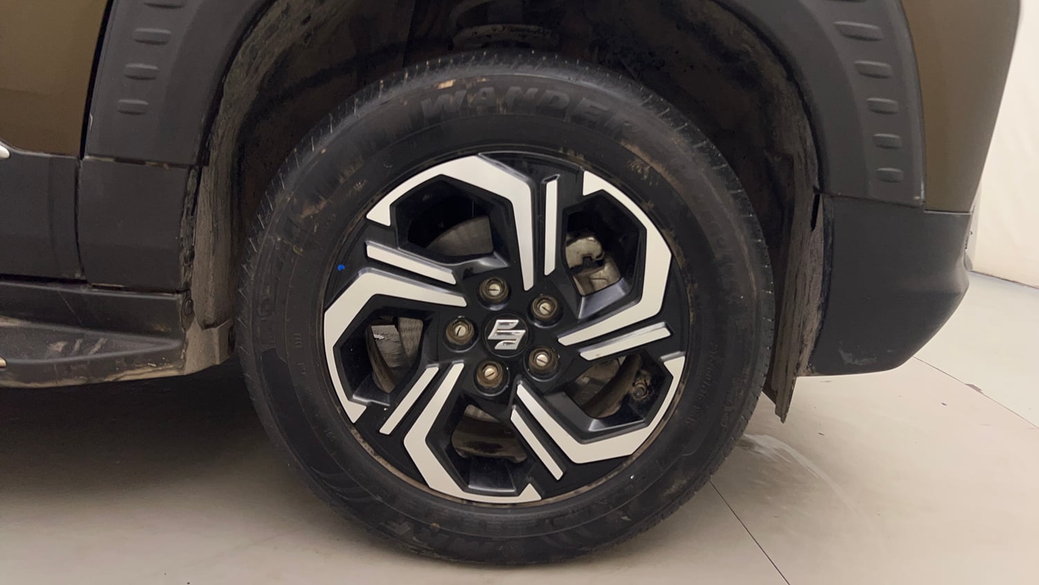 Used 2023 Maruti Suzuki Brezza Zxi Plus Dual Tone Petrol Manual tyres RIGHT FRONT TYRE RIM VIEW