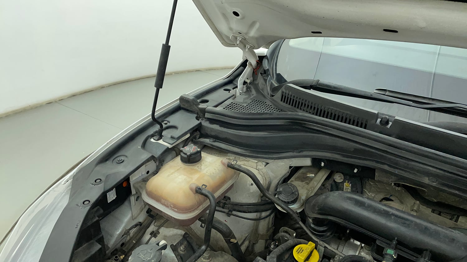 Used 2022 Mahindra XUV700 AX 3 Petrol MT 5 STR Petrol Manual engine ENGINE RIGHT SIDE HINGE & APRON VIEW
