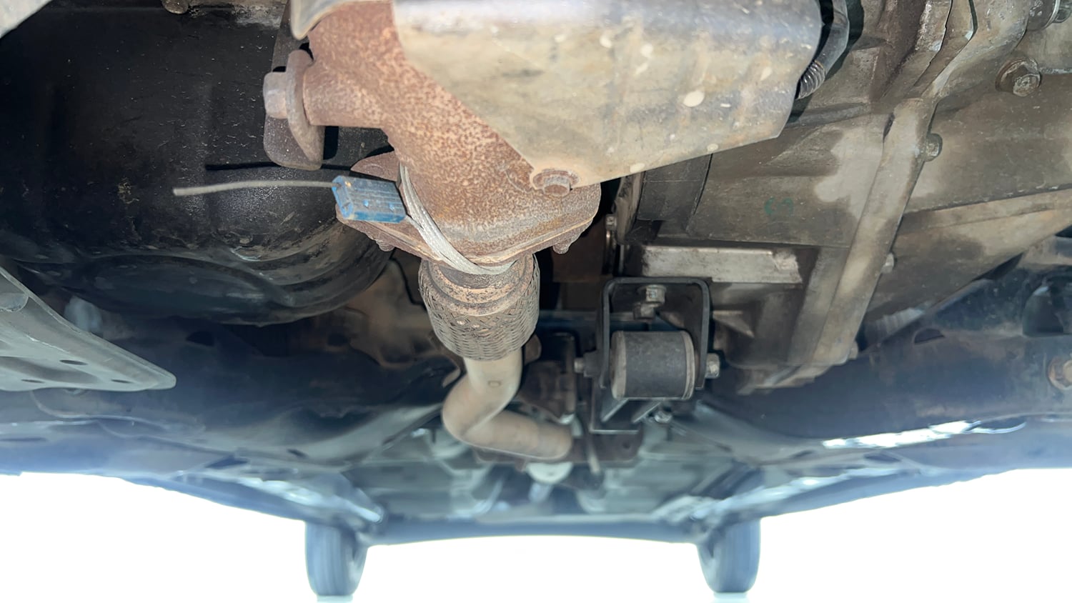 Used 2014 Hyundai i10 Magna 1.1 iRDE2 Petrol Manual extra FRONT LEFT UNDERBODY VIEW