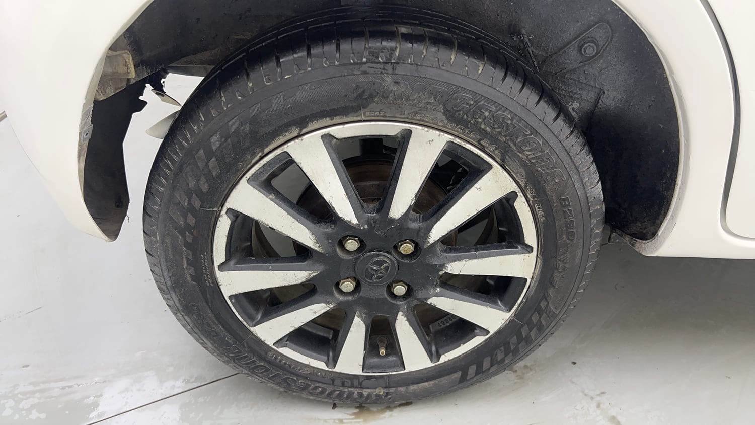 Used 2016 Toyota Etios Liva V Petrol Manual tyres RIGHT REAR TYRE RIM VIEW