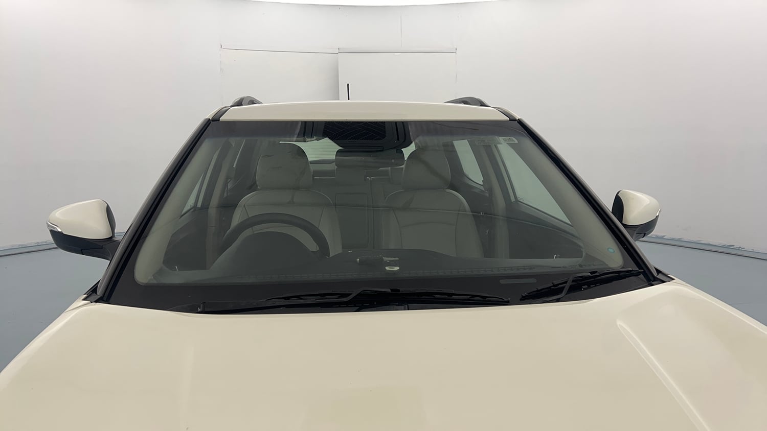 Used 2022 Mahindra XUV 300 W8 (O) 1.2 Petrol Petrol Manual exterior FRONT WINDSHIELD VIEW