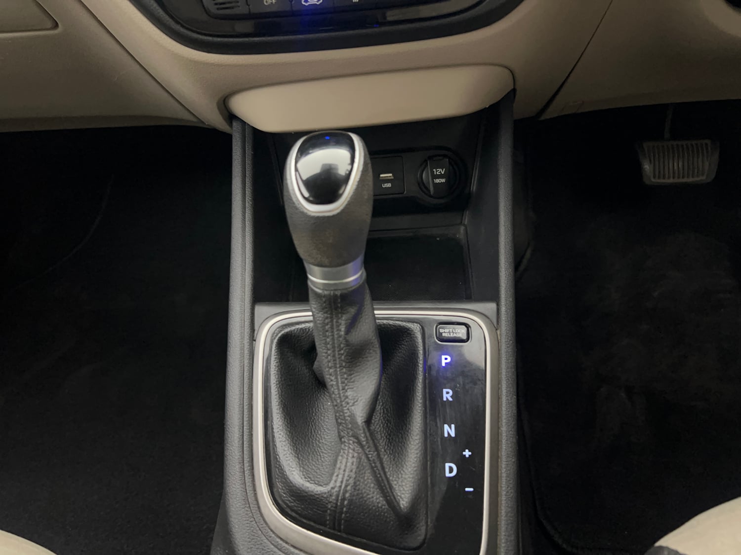 Used 2018 Hyundai Verna EX 1.6 VTVT AT Petrol Automatic interior GEAR  KNOB VIEW