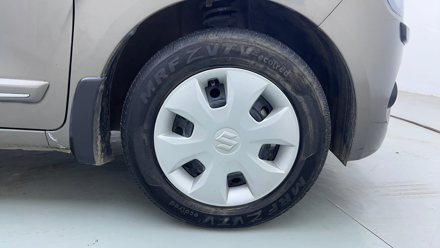 Used 2023 Maruti Suzuki Wagon R VXI 1.0 Petrol Manual tyres RIGHT FRONT TYRE RIM VIEW
