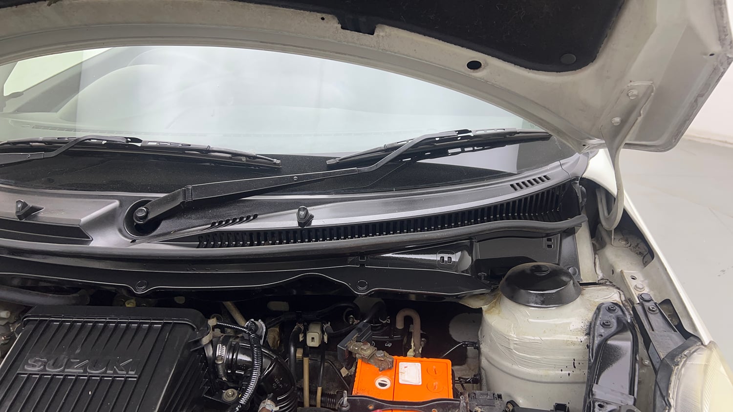Used 2016 Maruti Suzuki Swift Lxi (O) Petrol Manual engine ENGINE LEFT SIDE HINGE & APRON VIEW