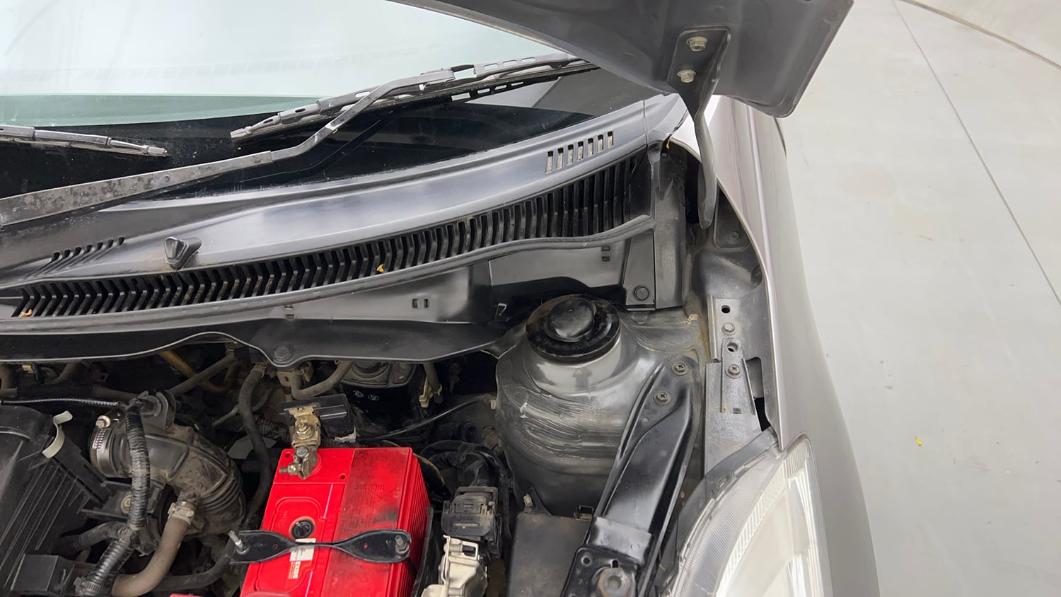 Used 2015 Maruti Suzuki Swift ZXi Petrol Manual engine ENGINE LEFT SIDE HINGE & APRON VIEW