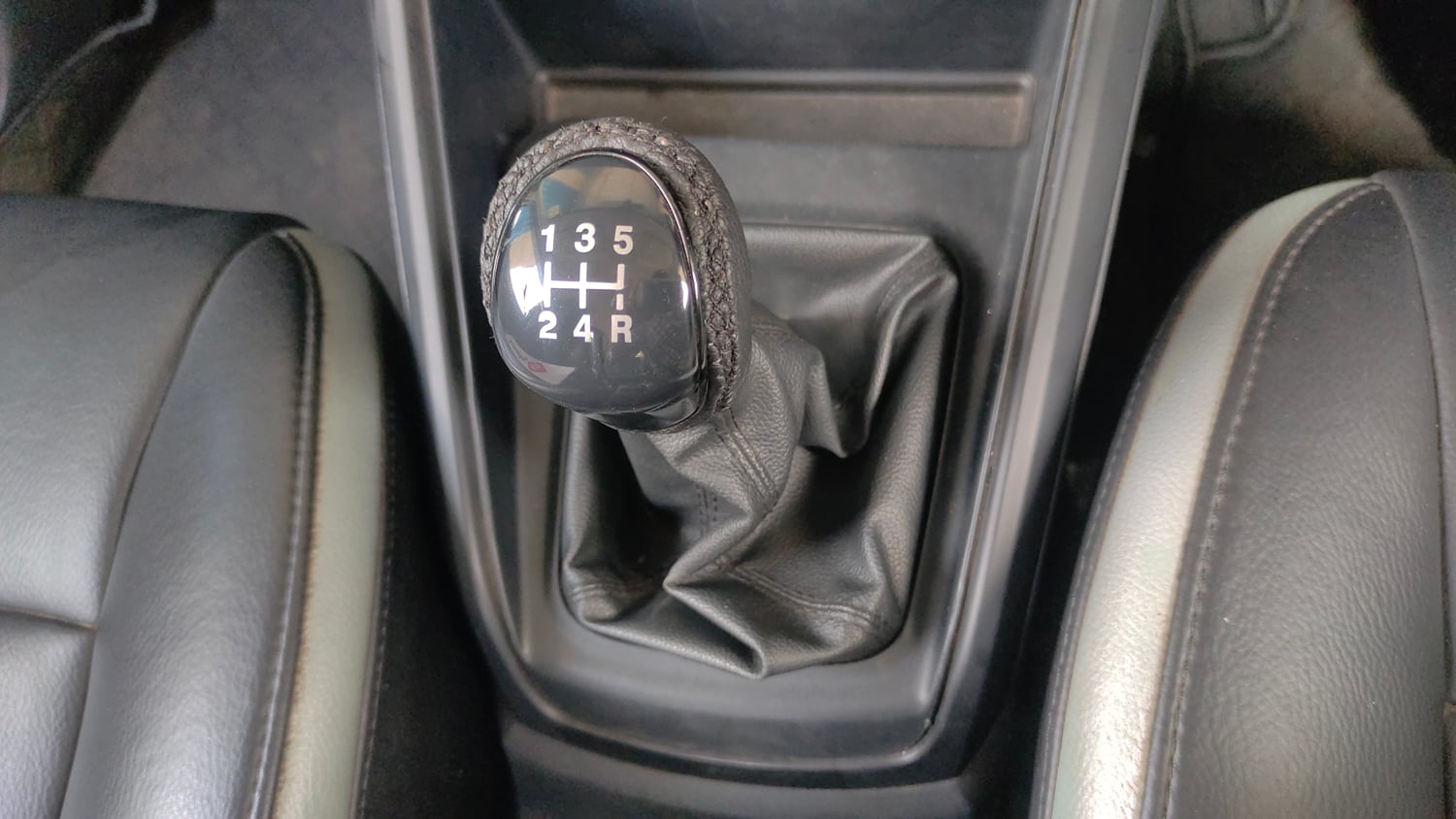 Used 2020 Ford EcoSport Ambiente 1.5L TDCi Diesel Manual interior GEAR  KNOB VIEW