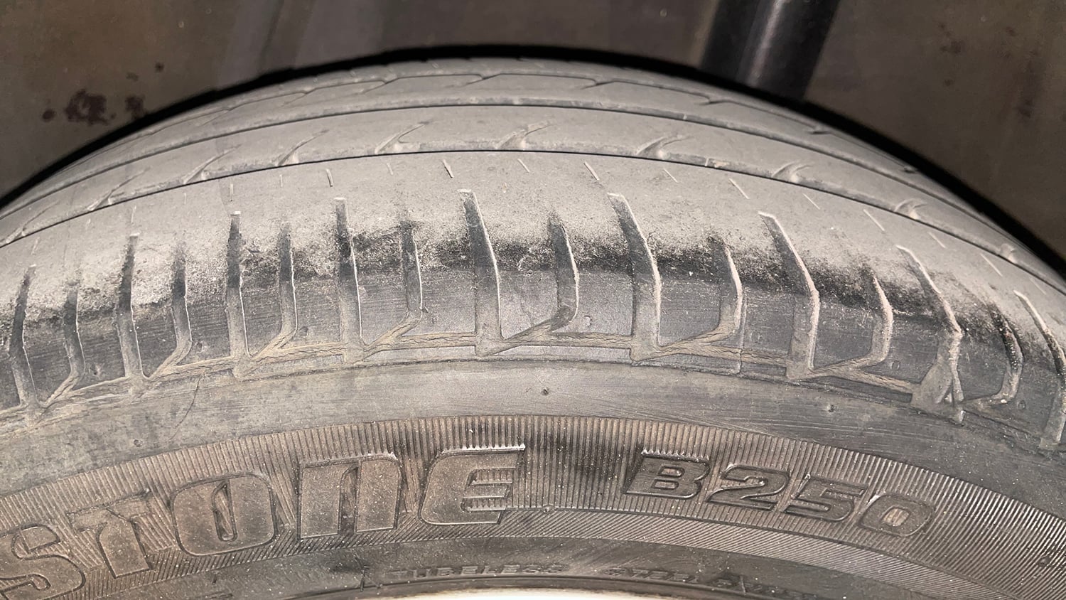 Used 2012 Honda City 1.5 V AT Petrol Automatic tyres LEFT REAR TYRE TREAD VIEW