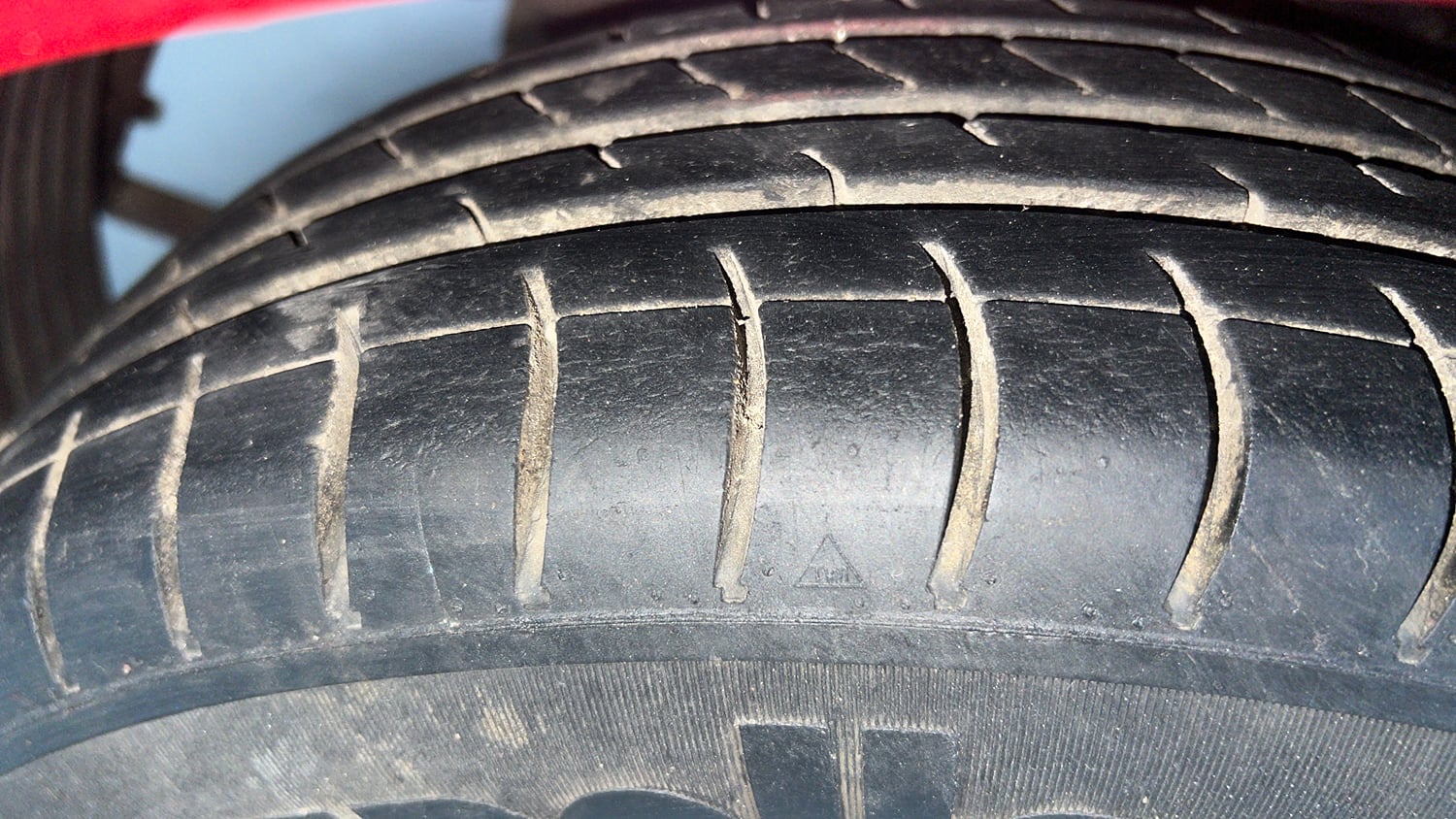 Used 2014 Hyundai Eon Sportz Petrol Manual tyres LEFT FRONT TYRE TREAD VIEW