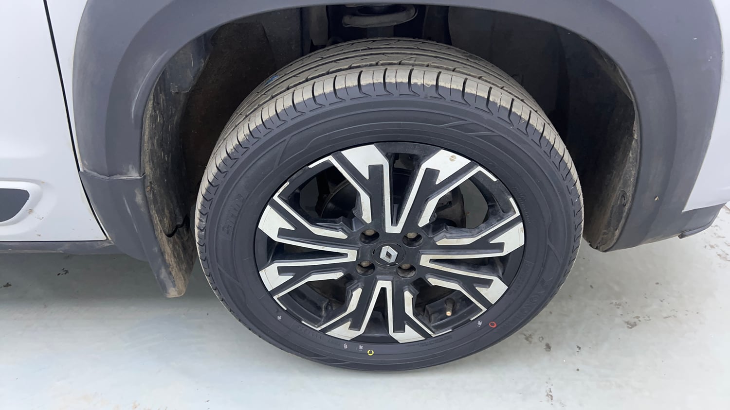 Used 2023 Renault Kiger RXZ AMT Petrol Automatic tyres RIGHT FRONT TYRE RIM VIEW