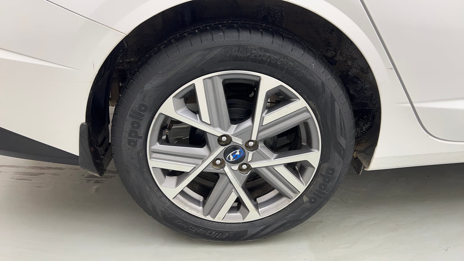 Used 2024 Hyundai Verna SX 1.5 Petrol MT Petrol Manual tyres RIGHT REAR TYRE RIM VIEW