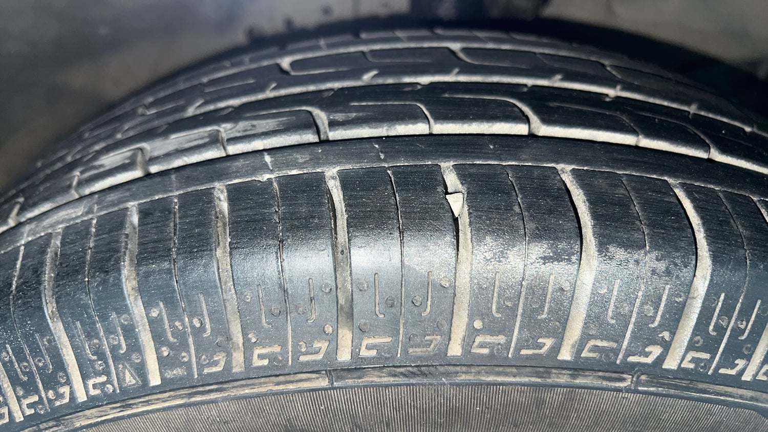 Used 2013 Honda Brio V MT Petrol Manual tyres RIGHT FRONT TYRE TREAD VIEW