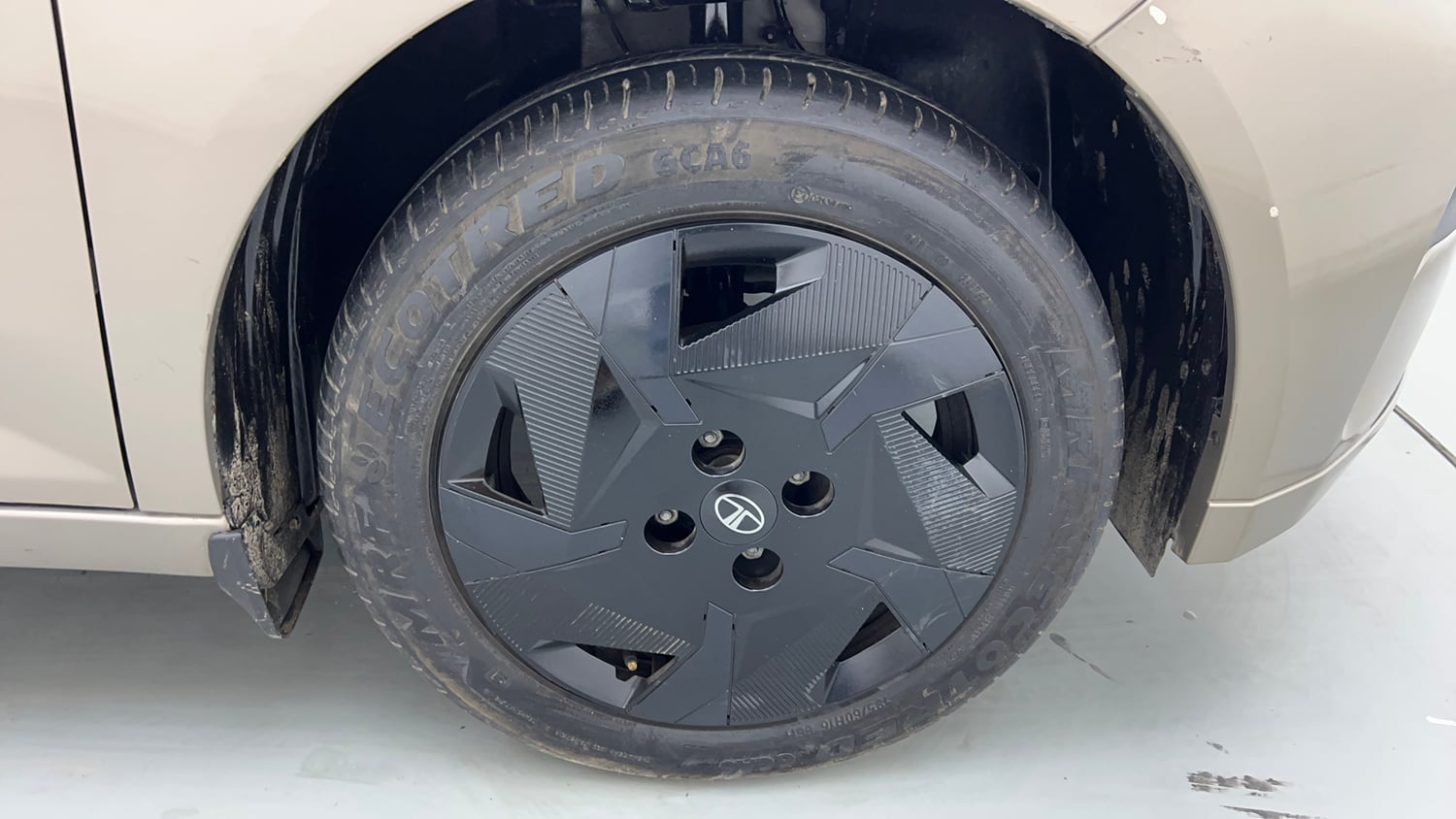 Used 2025 Tata Altroz Creative S Petrol 5AMT Petrol Automatic tyres RIGHT FRONT TYRE RIM VIEW