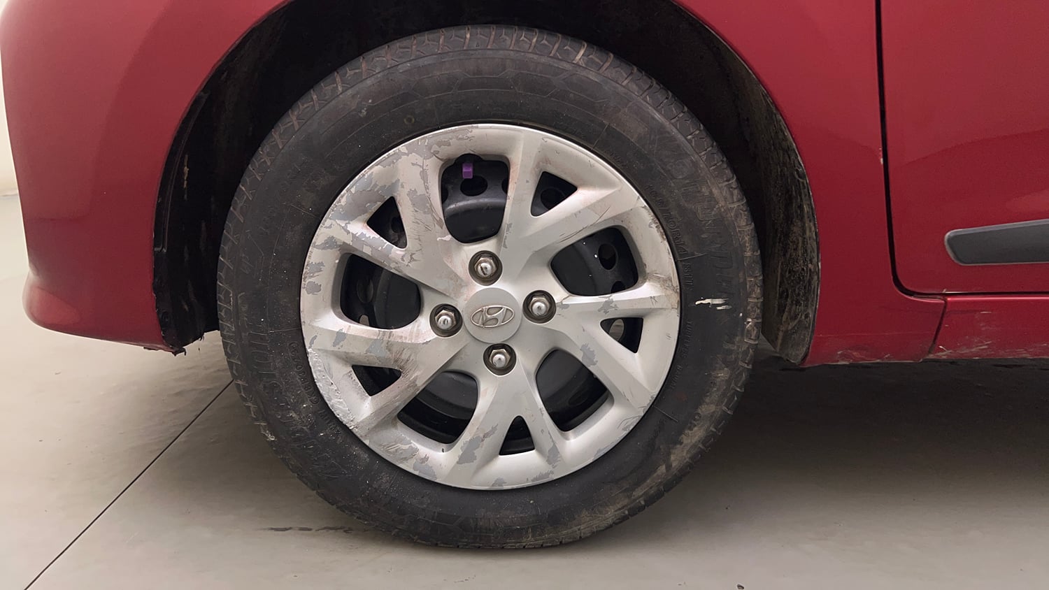Used 2018 Hyundai Grand i10 Sportz (O) 1.2 Kappa VTVT Petrol Manual tyres LEFT FRONT TYRE RIM VIEW