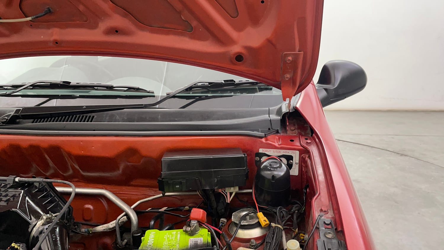 Used 2014 Maruti Suzuki Alto 800 Lxi Petrol Manual engine ENGINE LEFT SIDE HINGE & APRON VIEW
