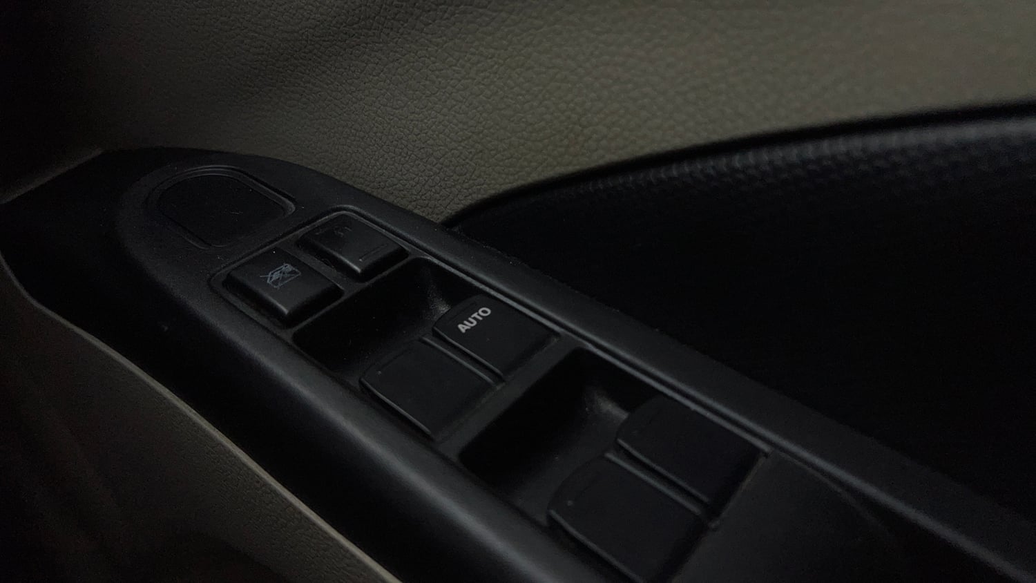Used 2014 Maruti Suzuki Celerio VXi Petrol Manual top_features Central locking