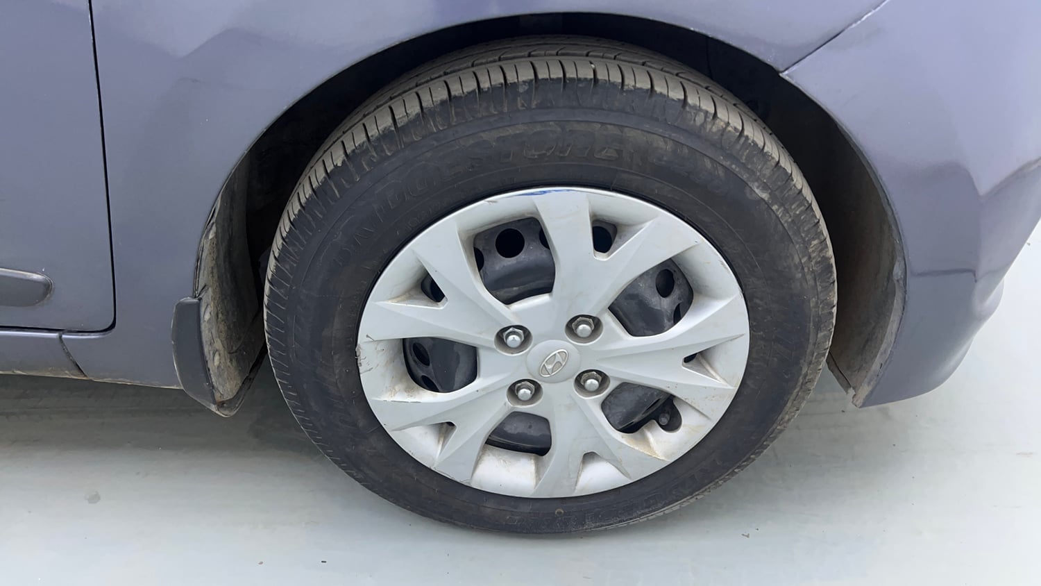 Used 2014 Hyundai Grand i10 Sportz AT 1.2 Kappa VTVT Petrol Automatic tyres RIGHT FRONT TYRE RIM VIEW