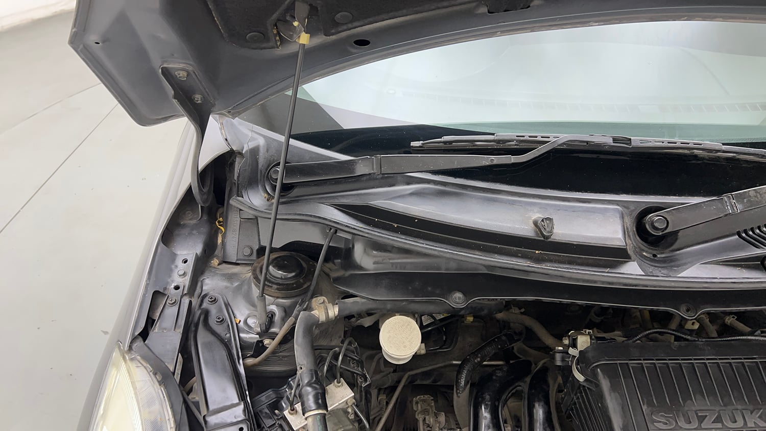 Used 2015 Maruti Suzuki Swift ZXi Petrol Manual engine ENGINE RIGHT SIDE HINGE & APRON VIEW