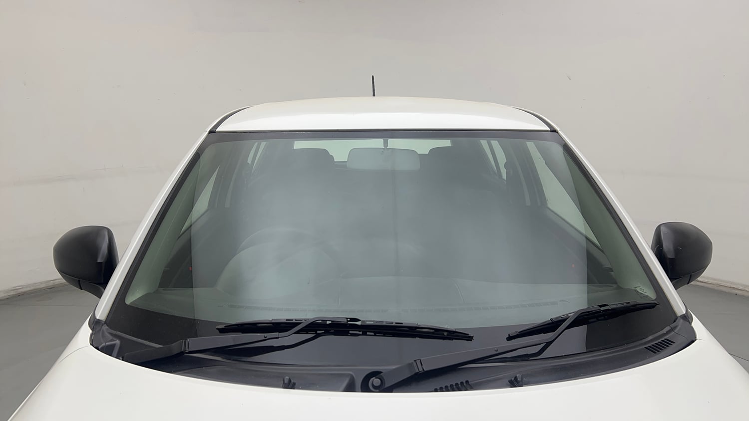 Used 2016 Maruti Suzuki Swift Lxi (O) Petrol Manual exterior FRONT WINDSHIELD VIEW