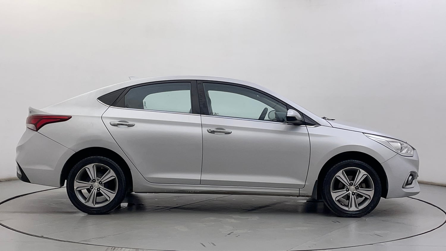 Used 2018 Hyundai Verna SX (O) 1.6 VTVT AT Petrol Automatic exterior RIGHT SIDE VIEW