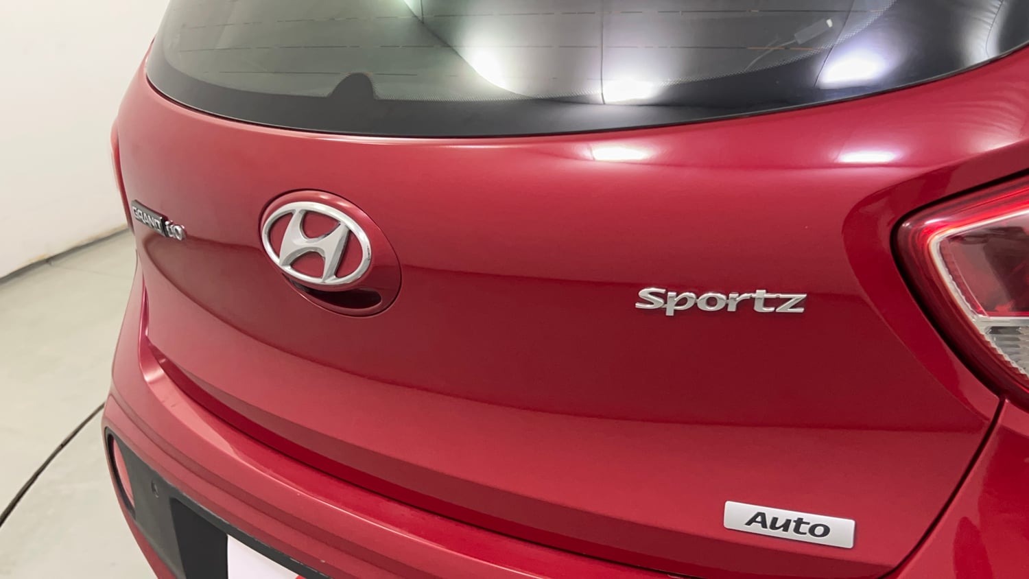 Used 2017 Hyundai Grand i10 Sportz (O) AT 1.2 Kappa VTVT Petrol Automatic dents MINOR DENT