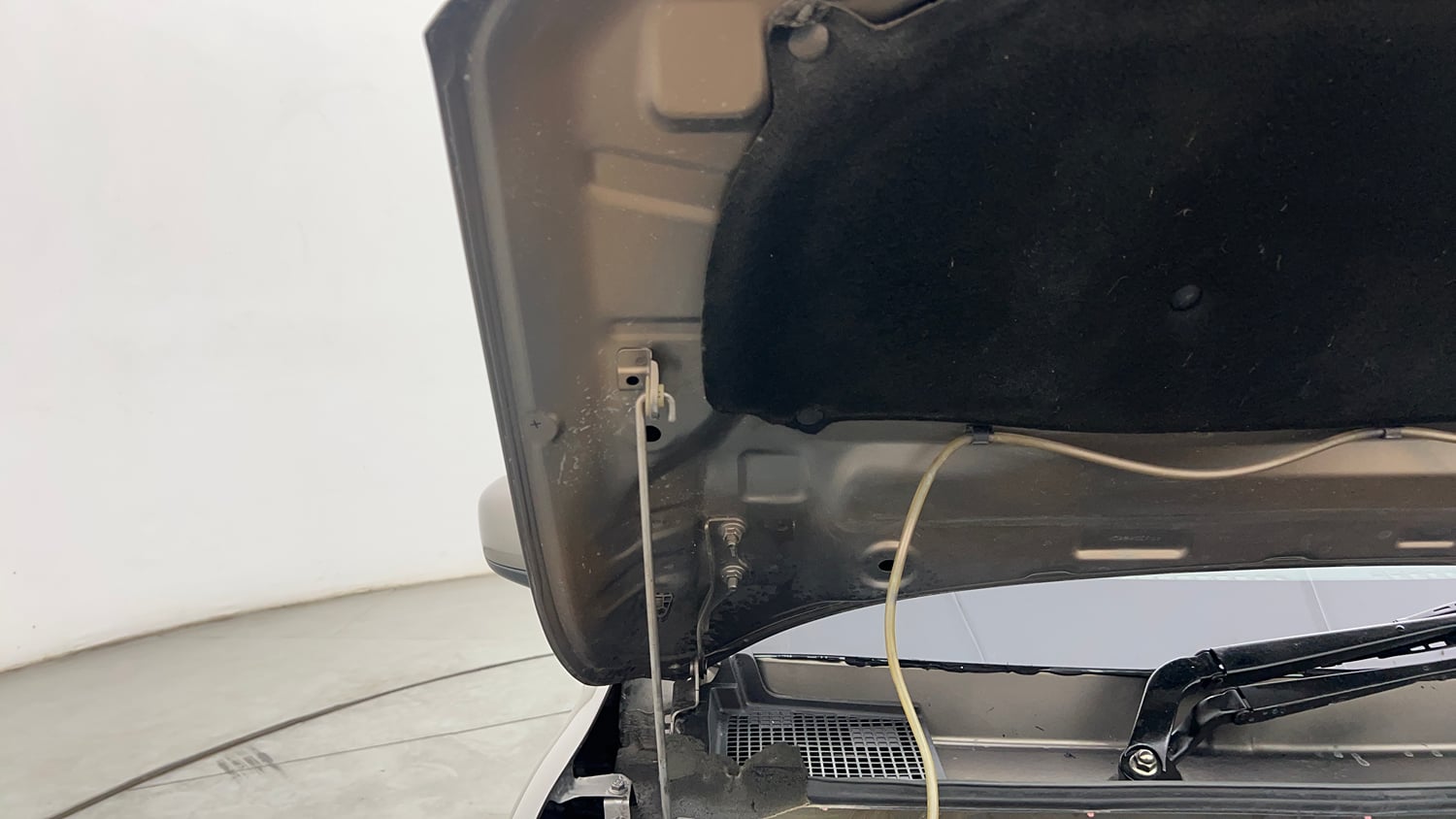 Used 2019 Renault Kwid RXT (O) 1.0 SCE Edition Petrol Manual engine ENGINE RIGHT SIDE HINGE & APRON VIEW