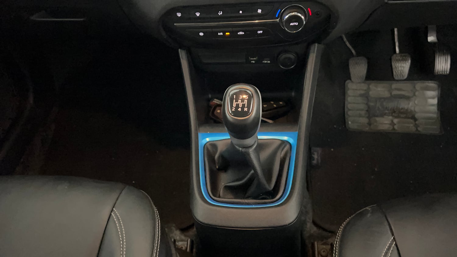 Used 2023 Tata Punch Creative Dual Tone Petrol Manual interior GEAR  KNOB VIEW