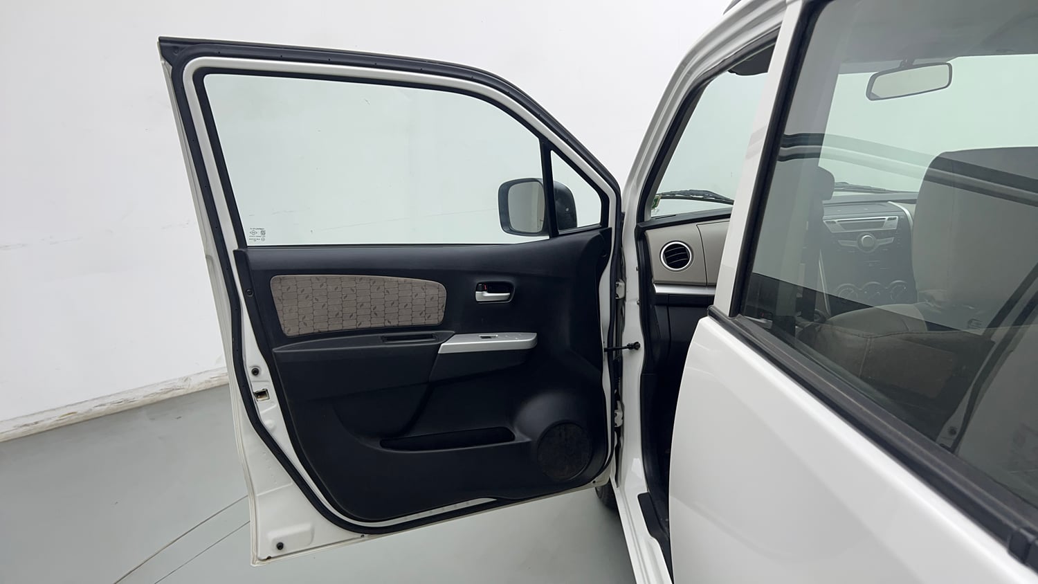Used 2015 Maruti Suzuki Wagon R VXI Petrol Manual interior LEFT FRONT DOOR OPEN VIEW